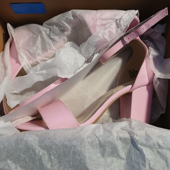 Barbie Pink Patent Heels~ Size 7~ Pink Block Heel~ Comfy & Adorable - Picture 5 of 7